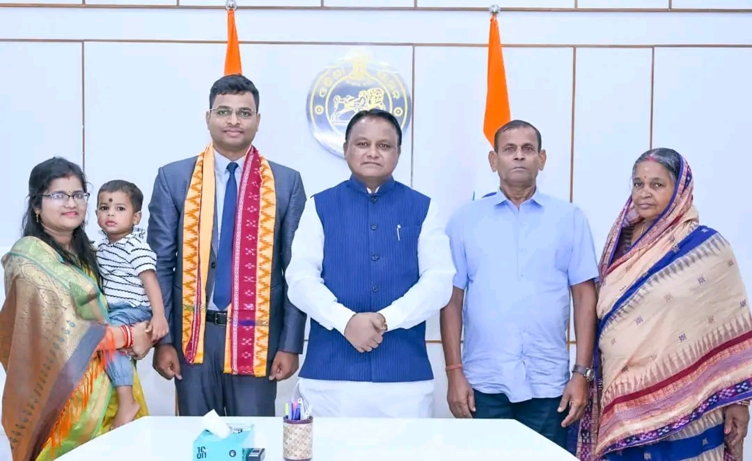ଲୋକସେବା ଭବନରେ OAS ଟପ୍ପର ବୁବୁନ ସାହୁଙ୍କୁ ସମ୍ବର୍ଦ୍ଧନା କଲେ ମୁଖ୍ୟମନ୍ତ୍ରୀ Mohan Charan Majhi