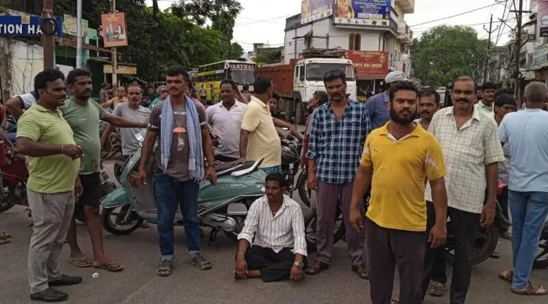 ଦିନ ଧରି ବିଦ୍ୟୁତ ସରବରାହ ବନ୍ଦ ପ୍ରତିବାଦରେ ରାସ୍ତାରୋକ