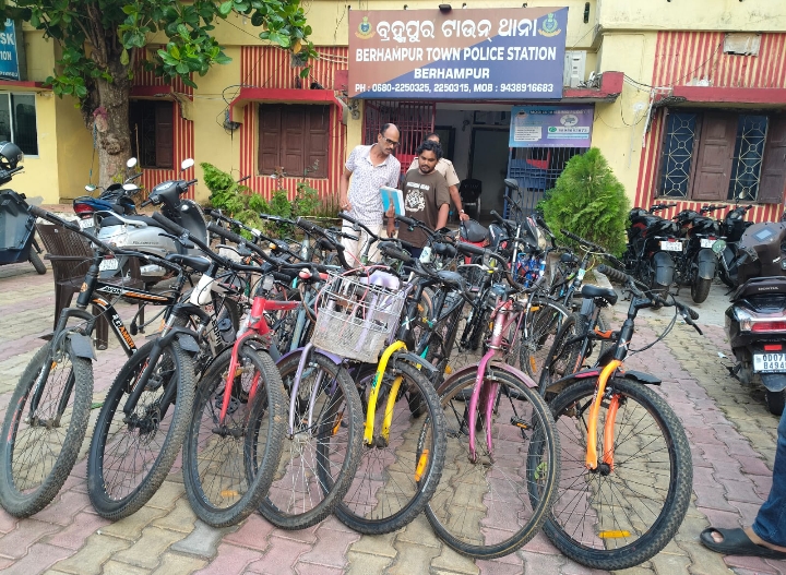 ଟାଉନ ଥାନା ପୋଲିସ ପକ୍ଷରୁ ଚଢ଼ାଉ,୧୪ ସାଇକେଲ ଜବତ ଓ ଅଭିଯୁକ୍ତ ଗିରଫ