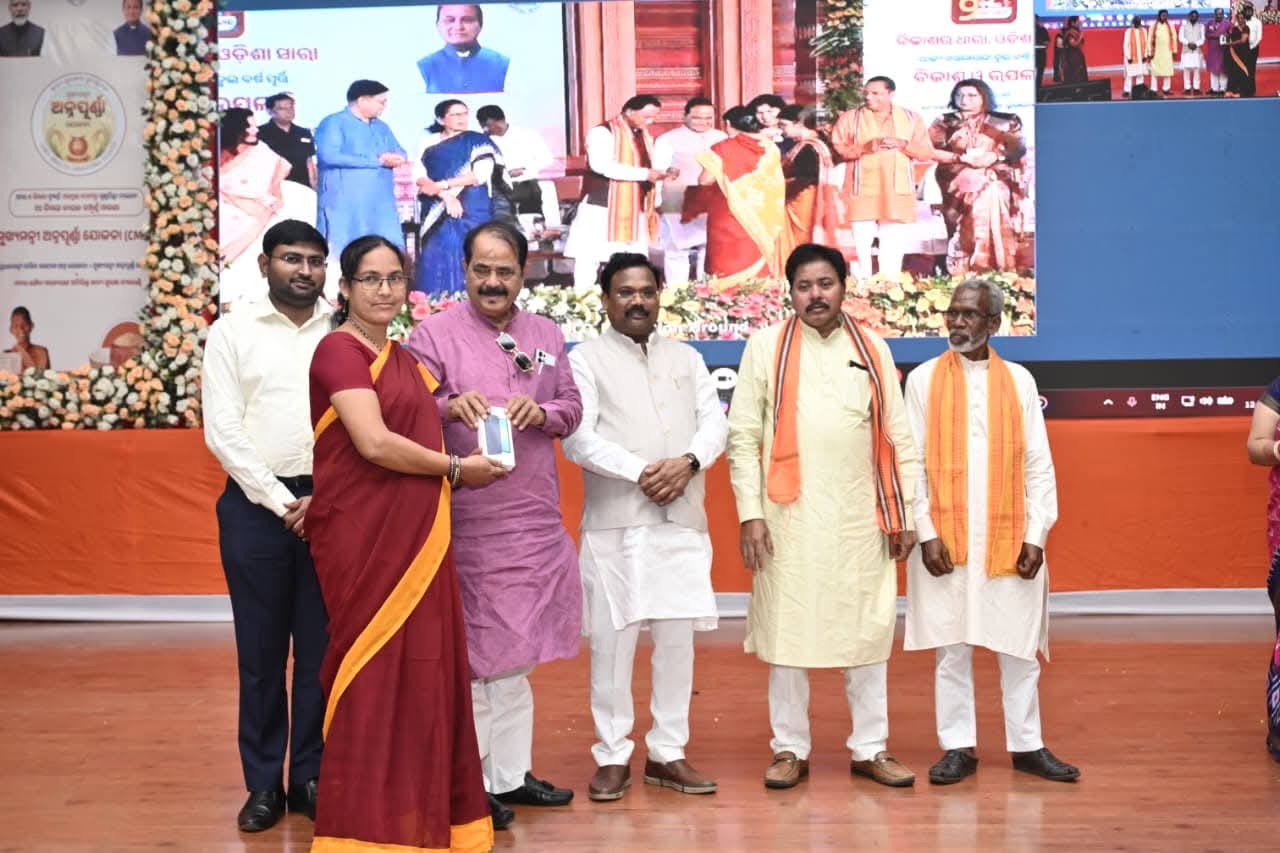 Chief Minister Annapurna Yojana Launched in Koraput; Smartphones Distributed to Anganwadi Workers