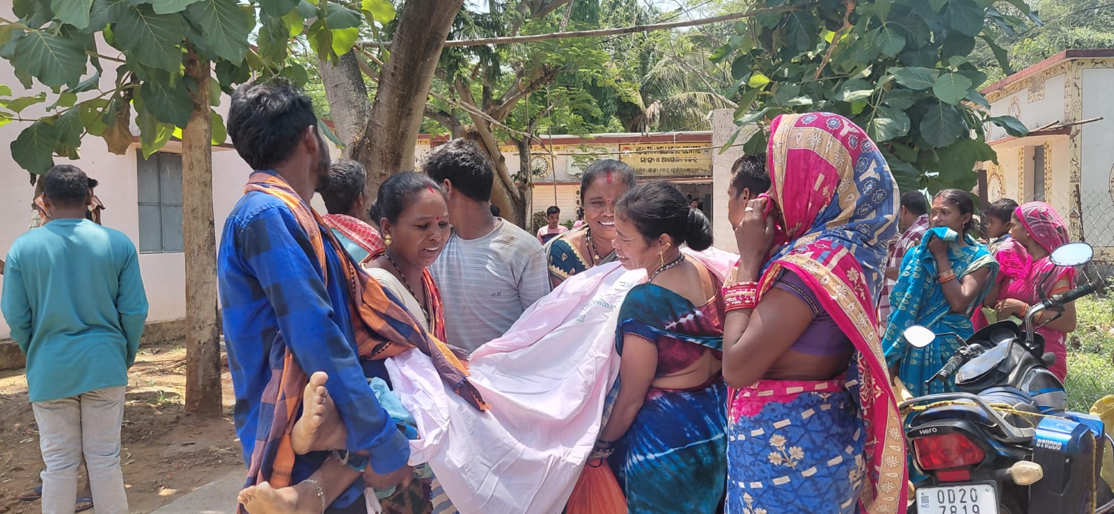 ମୁକୁଳା ପଡ଼ିଥିବା BSNL ତାରରେ ଜଣେ ମହିଳାଙ୍କ ଜିବନଗଲା ।