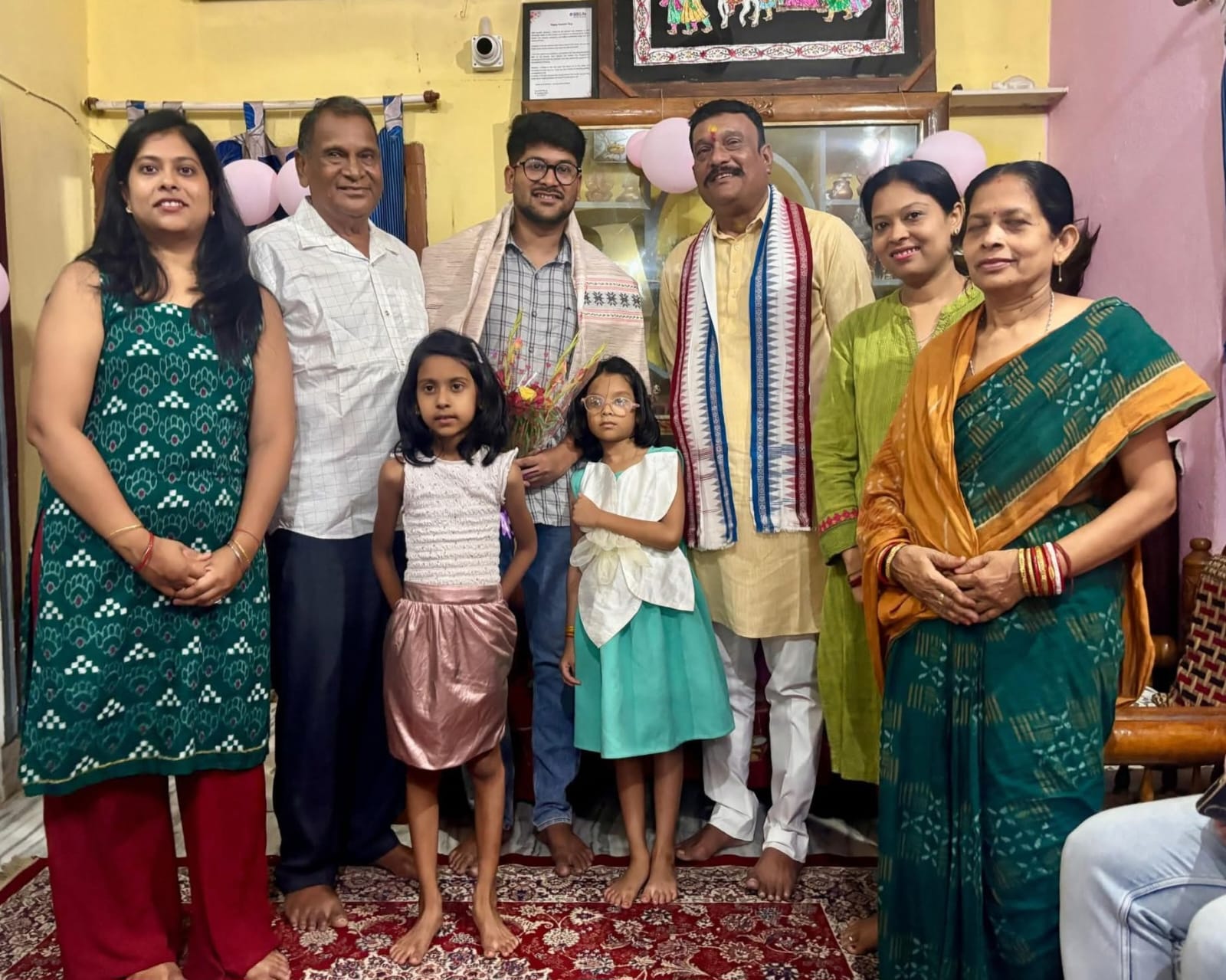 ଓଏଏସ ପରୀକ୍ଷା କୃତକାର୍ଯ୍ୟ ହାସଲ କରିଥିବା ଜିତାମିତ୍ର ସାହୁଙ୍କୁ ସ୍ୱାଗତ ଜଣାଇଲେ, ବରଗଡ ସାଂସଦ ପ୍ରଦୀପ କୁମାର ପୁରୋହିତ ।