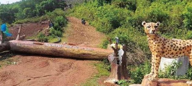 ଦେବଗିରି ପର୍ଯ୍ୟଟନ ଉନ୍ନତି ପାଇଁ ୧କୋଟି୨୩ ଲକ୍ଷ ଟଙ୍କା ବ୍ୟୟ ପାଣିରେ ପଡିଲା, ସାଧାରଣ ବର୍ଷାରେ ଭାଙ୍ଗିଲା ମୁଖ୍ୟ ପ୍ରବେଶ ଦ୍ୱାରର ଗେଟ ।