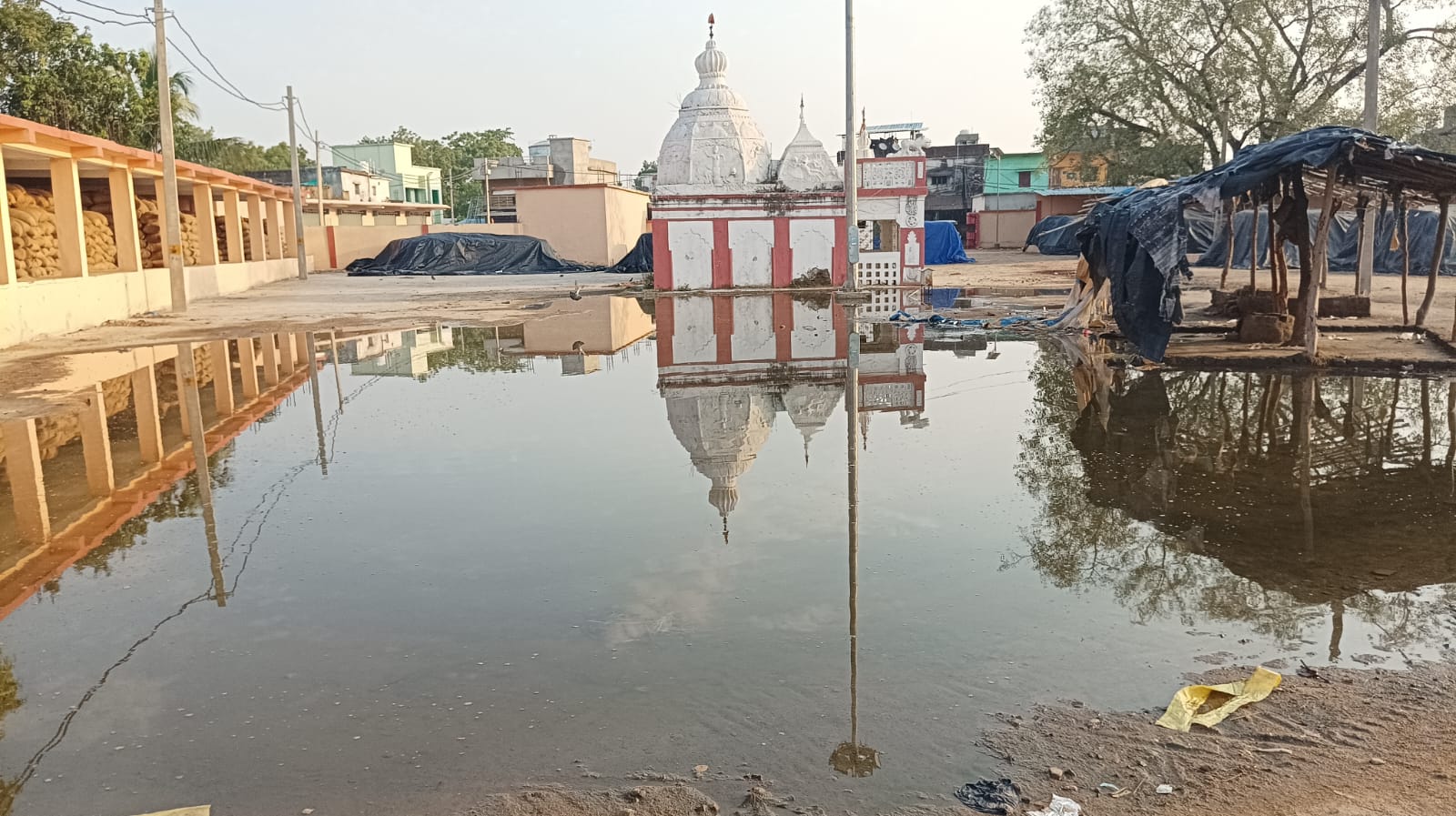 ଝରାପାଲି ମାର୍କେଟ ୟାର୍ଡ଼ ପରିସରରେ କୂତ୍ରିମ ପୋଖରୀ ଫଳରେ ଚାଷୀ, ମୂଲିଆ, ଖାଉଟି, ବେପାରୀ ନାନାପ୍ରକାର ଅସୁବିଧା ର ସମ୍ମୁଖୀନ ହେଉଛନ୍ତି।