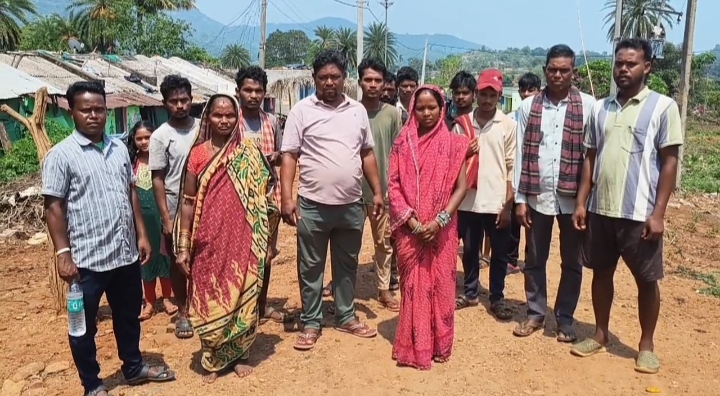 ପନ୍ଦର ଦିନ ହେଲା ଅକାମି ହୋଇଛି ବିଦ୍ୟୁତ ଟ୍ରାନ୍ସଫର୍ମର , ଅନ୍ଧାରରେ ଗ୍ରାମବାସୀ l