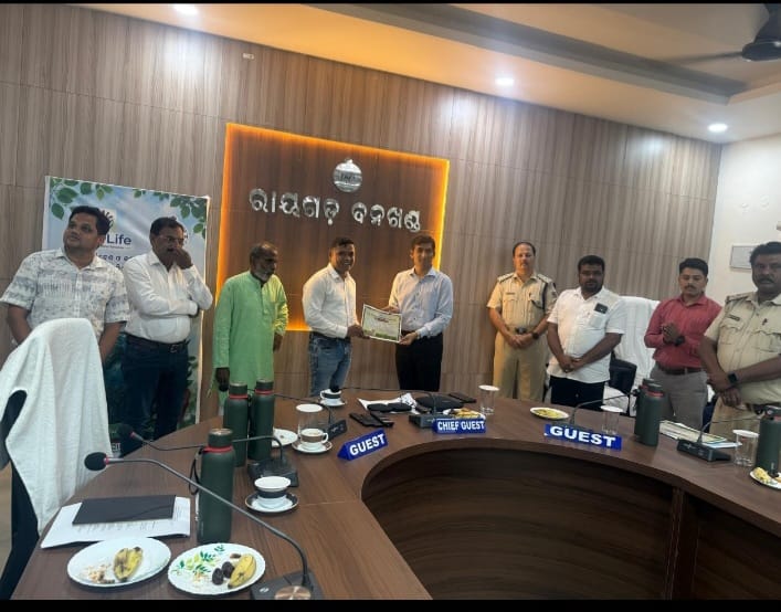 ବନ୍ୟପ୍ରାଣୀ ସୁରକ୍ଷା ଓ ଆଇନ ଶୃଙ୍ଖଳା କ୍ଷେତ୍ରରେ ଉଲ୍ଲେଖନୀୟ ଅବଦାନ ନିମନ୍ତେ ରାମନାଗୁଡ଼ାର ରାଜସ୍ୱ ନିରୀକ୍ଷକ ମଦନ ମୋହନ ପଣ୍ଡା ସମ୍ମାନିତ