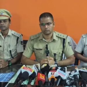 ଆଳୁ ଖୋଳୁଖୋଳୁ ମହାଦେବ…ବାଇକ୍-ମୋବାଇଲ୍ ବନ୍ଧକ ରଖି କରୁଥିଲେ ସୁଧ କାରବାର, ଘରୁ ଯାହା ବାହାରିଲା ପୋଲିସ ଦେଖି…