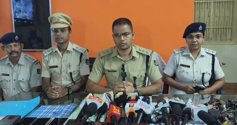 ଆଳୁ ଖୋଳୁଖୋଳୁ ମହାଦେବ…ବାଇକ୍-ମୋବାଇଲ୍ ବନ୍ଧକ ରଖି କରୁଥିଲେ ସୁଧ କାରବାର, ଘରୁ ଯାହା ବାହାରିଲା ପୋଲିସ ଦେଖି…