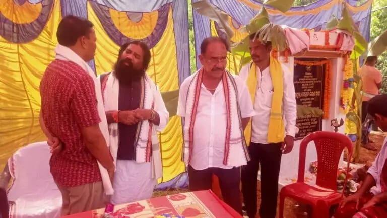 ଗ୍ରାମ୍ୟ ଉନ୍ନୟନ ରାସ୍ତା କୁ ଶୁଭ ଦେଲେ ସାଂସଦ ଓ ବିଧାୟକ ..