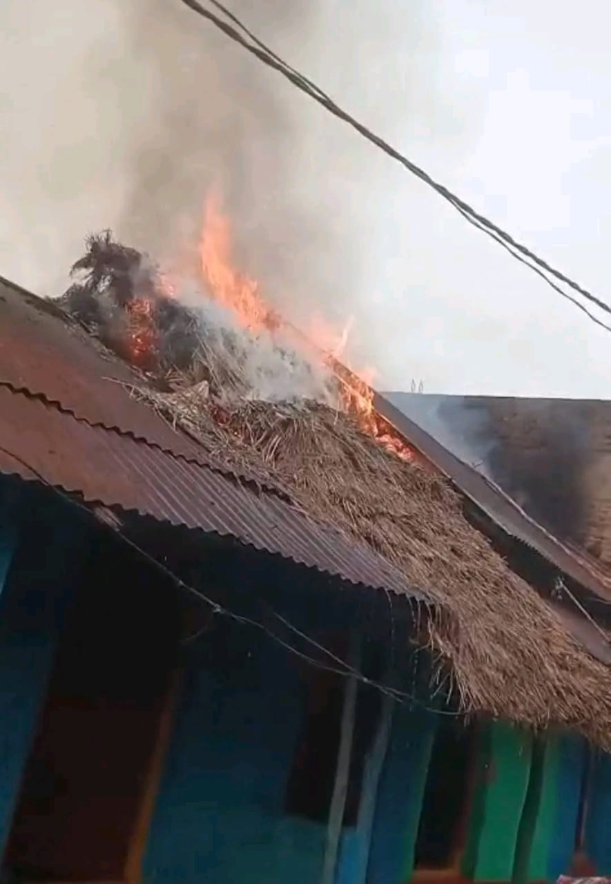 ବାଦୁଆ ଗ୍ରାମରେ ଅଗ୍ନିକାଣ୍ଡ ଘଟି ୬ ଜଣଙ୍କ ୬ ବଖରା ଘର ସହ ଅନେକ ଆସବାବପତ୍ର ପୋଡି ଯାଇଛି l
