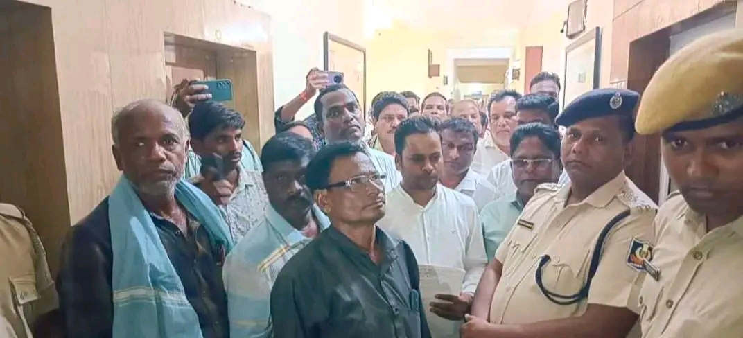 ମହିଳା ସରପଞ୍ଚ ଙ୍କୁ ସହାୟତା ର ହାତ ବଢ଼ାଇ , ନ୍ୟାୟିକ ତଦନ୍ତ ପାଇଁ ଏସପିଙ୍କୁ ଦାବିପତ୍ର ଦେଲେକେନ୍ଦ୍ରାପଡା ଜିଲ୍ଲା ସରପଞ୍ଚ ସଙ୍ଘ |