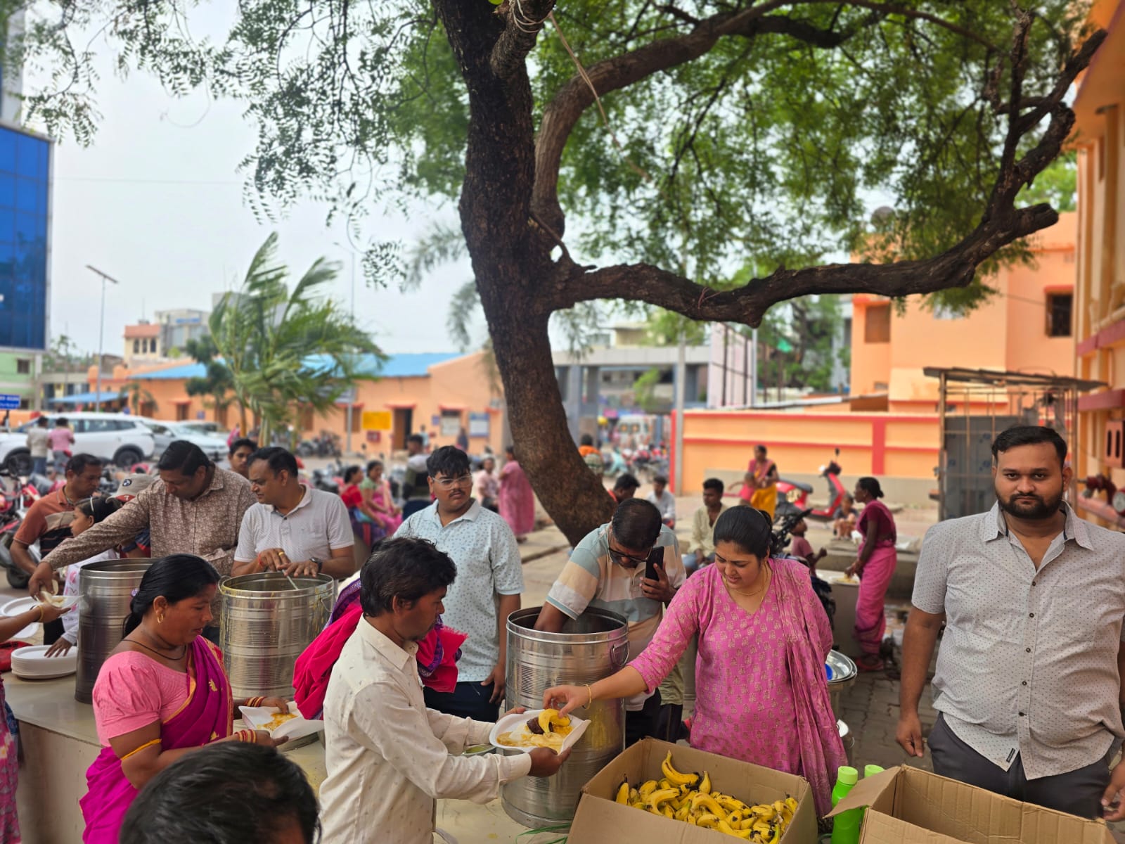 ସ୍ୱର୍ଗତ ମାତା-ପିତାଙ୍କ ପବିତ୍ର ସ୍ମୃତିରେ ରେ ସେବାର ଅନନ୍ୟ ଉଦାହରଣ: ସହଯୋଗ ଫାଉଣ୍ଡେସନ ମାଧ୍ୟମରେ ୧୦୦୦ରୁ ଅଧିକ ତଉଲିଆ ଏବଂ ଶତାଧିକ ଲୋକଙ୍କୁ ଖାଦ୍ୟ ବଣ୍ଟନ