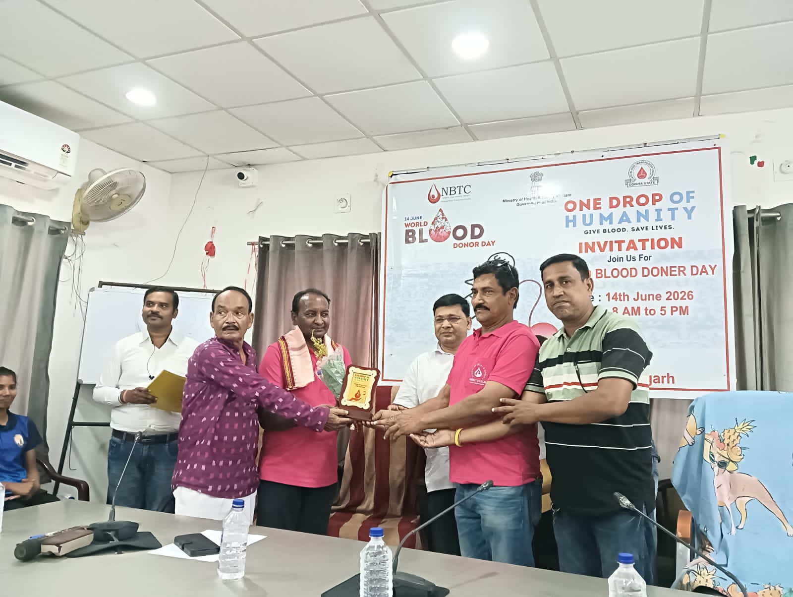 ବରଗଡ ସରକାରୀ ଡାକ୍ତରଖାନାରେ ବିଶ୍ବ ରକ୍ତଦାତା ଦିବସ ଅବସରରେ ଭେଡେନ ଅମୃତ୍ କୁଟୁମ୍ ସମ୍ମାନିତ କରାଯାଇଥିଲା।
