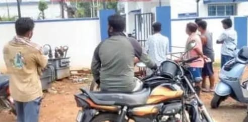 ଅଘୋଷିତ ବିଦ୍ୟୁତ କାଟ ପ୍ରତିବାଦରେ କାର୍ଯାଳୟ ସମ୍ମୁଖରେ ବିକ୍ଷୋଭ ।