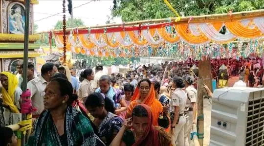 ଗଞ୍ଜାମ ଜିଲ୍ଲା ସଂକ୍ରାନ୍ତି ରଜ ପର୍ବରେ ଉତ୍ସବ ମୁଖର ମା ସିଂହାସନୀଙ୍କ ଶକ୍ତି ପୀଠ, ଏକ ଲକ୍ଷରୁ ଊର୍ଦ୍ଧ୍ଵ ଶ୍ରଦ୍ଧାଳୁ ଙ୍କ ସମାଗମ।