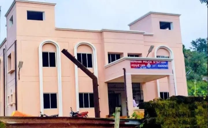 1 ମାସରୁ ଉର୍ଦ୍ଧ ସମୟ ଧରି ନିଖୋଜ ଥିବା ପୁଅର ସନ୍ଧାନ ପାଇଁ ବାପା ସେରଙ୍ଗ ଥାନାର ଦ୍ୱାରସ୍ଥ ।