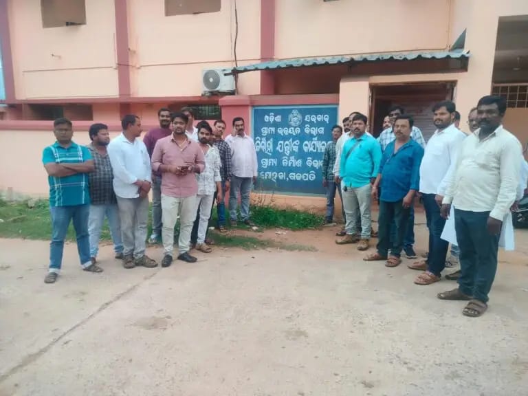 ଗଜପତି ଜିଲ୍ଲା ଠିକାଦାର ସଂଘ ର ନିଷ୍ପତ୍ତି ଛ’କୋଟି ଟଙ୍କା ରୁ କମ ଅଟକଳ କାର୍ଯ୍ୟ ବାହାର ଜିଲ୍ଲା ର ଠିକାଦାର ଙ୍କୁ ଛଡ଼ାଯିବ ନାହିଁ …