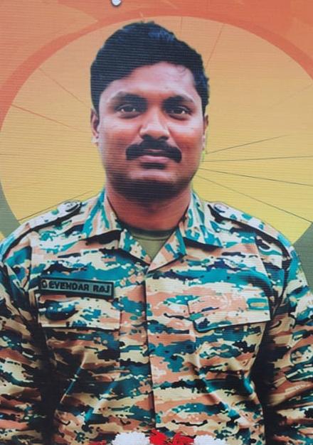 ଜମ୍ମୁରେ ଶହୀଦ ହୋଇଥିବା ଗଜପତିର ଯବାନ ଦେବେନ୍ଦ୍ରଙ୍କୁ ରାଷ୍ଟ୍ରୀୟ ମର୍ଯ୍ୟାଦା ପ୍ରଦାନ କରି ଅନ୍ତେଷ୍ଟିକ୍ରିୟା ସମାପନ କରାଗଲା ।