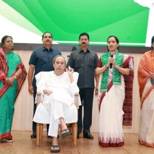 ବିଜେଡିରେ ସାଧାରଣ କାର୍ଯ୍ୟକର୍ତ୍ତା ଭାବେ ଯୋଗ ଦେଲେ ସୁଜାତା, ନବୀନ କହିଲେ ଆଗାମୀ ନିର୍ବାଚନ ପର୍ଯ୍ୟନ୍ତ ନେବେ ଦଳର ନେତୃତ୍ୱ