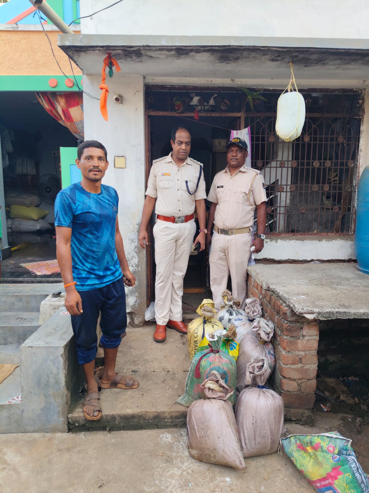 ଅବକାରୀ ବିଭାଗ, ପୋଲିସ ବିଭାଗ ସହିତ ମିଶି ଏକ ବଡ଼ ଅଭିଯାନ ଚଳାଇ 600 ଲିଟର ମହୁଆ ମଦ ନଷ୍ଟ କରିଛି।