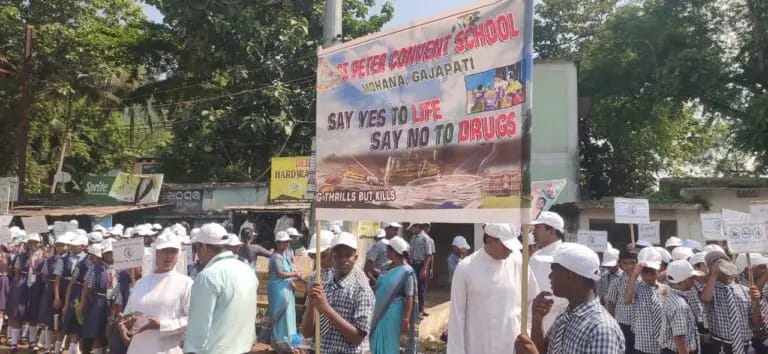 ନିଶା କୁ ଦୁରେଇ ରଖିବା ନିମନ୍ତେ ବିଦ୍ୟାଳୟ ଛାତ୍ରୀ ମାନଙ୍କ ସଚେତନତା ଶୋଭାଯାତ୍ରା ।
