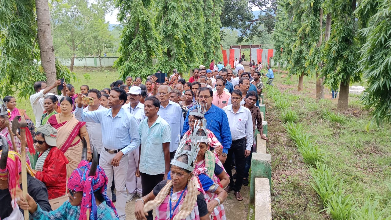 ଗାର୍ଡିଙ୍ଗିଆ ବିଦ୍ୟାଳୟ ର ଖେଳ ଶିକ୍ଷକଙ୍କୁ ସ୍ନେହଭରା ଅବସର ସମ୍ବର୍ଦ୍ଧନା