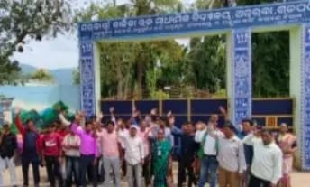 ପ୍ରିନ୍ସିପାଲଙ୍କ ବଦଳି ଆଦେଶ ବାତିଲ ଦାବିରେ ଅଞ୍ଚଳବାସୀଙ୍କ ବିକ୍ଷୋଭ ।