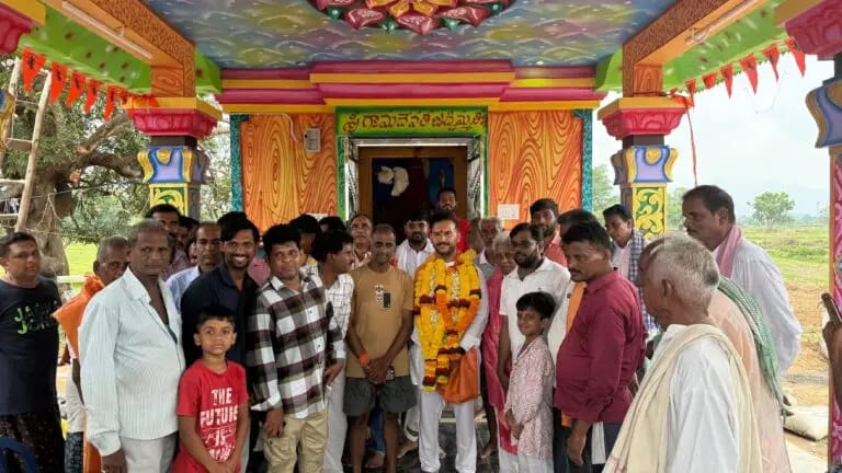 ମନ୍ଦିର ପ୍ରତିଷ୍ଠା ଉତ୍ସବ ଅବସର ରେ ଗ୍ରାମ ର ସମସ୍ୟା ଓ ଜନ ଶୁଣାଣୀ ରେ ସାମିଲ ହେଲେ ବିଧାୟକ..
