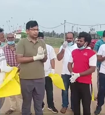 ଗୋପାଳପୁର ବେଳାଭୂମି ସଫେଇ କାର୍ଯ୍ୟକ୍ରମ ରେ ଗଞ୍ଜାମ ଜିଲ୍ଲାପାଳଙ୍କ ଯୋଗଦାନ।