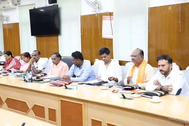 ଷ୍ଟାଣ୍ଡିଙ୍ଗ କମିଟି ବୈଠକ ରେ ପାରଳା ରେ ଆୟୁର୍ବେଦିକ ମେଡ଼ିକାଲ କଲେଜର ଭିତ୍ତିଭୂମିପ୍ରସ୍ତର କେବେହେବ ପ୍ରଶ୍ନ କଲେ ବିଧାୟକ ।