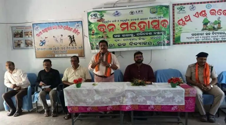 ବିଦ୍ୟାଳୟରେ ବନ ମହୋତ୍ସବ ପାଳନ ।
