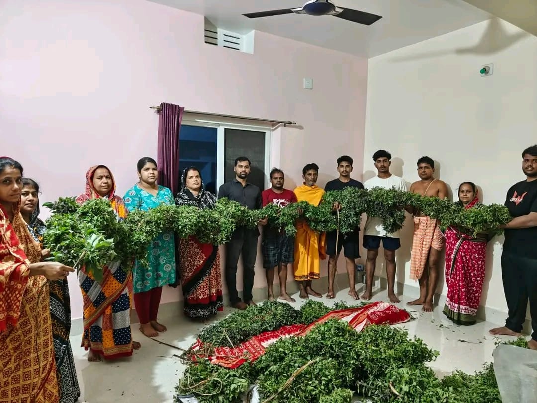 ମହାପ୍ରଭୁଙ୍କ ତୁଳସୀ ସେବାରେ ନିୟୋଜିତ ଭକ୍ତମାନେ – ରଥଯାତ୍ରା ପାଇଁ ଗଞ୍ଜାମ ଜିଲ୍ଲାରୁ ପୁରୀକୁ ଗଲା ବିଶାଳ ତୁଳସୀ ମାଳା