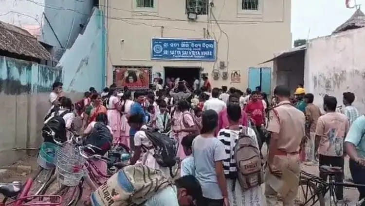 ଶ୍ରୀ ସତ୍ୟସାଇ ଵିଦ୍ୟା ବିହାର ବିଦ୍ୟାଳୟରେ ସର୍ଟ ସର୍କିଟ୍‌ରୁ ଅଗ୍ନିକାଣ୍ଡ : ବଡ଼ ଦୁର୍ଘଟଣାରୁ ରକ୍ଷା ପାଇଲେ ଛାତ୍ରଛାତ୍ରୀ ।