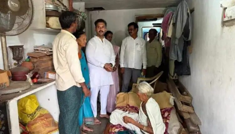 ଚୁଡୁଙ୍ଗପୂର ଆୟୋଜିତ ଜନ ଅଭିଯୋଗ ଶୁଣାଣୀରେ ଲୋକଙ୍କ ଗୁହାରି ଶୁଣିଲେ ବିଧାୟକ। 105 ବର୍ଷ ବୃଦ୍ଧା ଙ୍କୁ ମାତ୍ର ଏକ ହଜାର ଟଙ୍କା ପେନଶନ ପାଉଥିବା ଜାଣି ଦୁଃଖ ପ୍ରକାଶ କଲେ ବିଧାୟକ ।