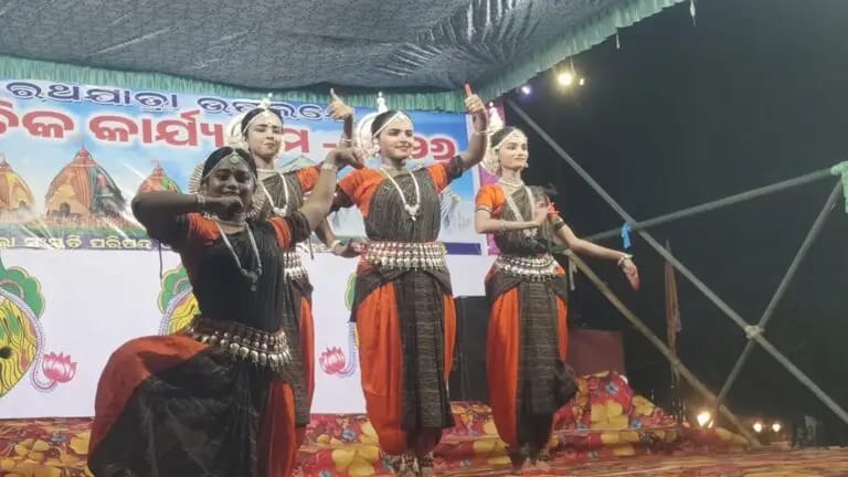 ପାରଳାଖେମୁଣ୍ଡି ରଥଯାତ୍ରା ପାଳନ ଉପଲକ୍ଷେ ଦ୍ଵିତୀୟ ସନ୍ଧ୍ୟାରେ ସାଂସ୍କୃତିକ କାର୍ଯ୍ୟକ୍ରମ ।