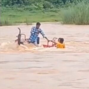 ନାଗାବଳୀ ନଦୀରେ ଫସିଲା ଟ୍ରାକ୍ଟର: ଜୀବନ ବାଜି ଲଗାଇ ଦୁଇ ଜଣଙ୍କୁ ଉଦ୍ଧାର କଲେ ସାହସୀ ଯୁବକ