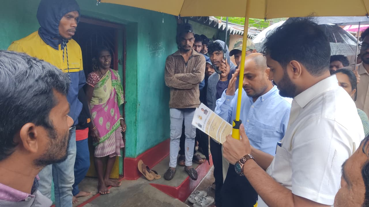 କୋଡିଙ୍ଗାମାଳି ଖଣି ପ୍ରଭାବିତ ଗ୍ରାମଗୁଡ଼ିକରେ ଜିଲ୍ଲାପାଳଙ୍କ ଗସ୍ତ ବିଭିନ୍ନ ଉନ୍ନୟନ କାର୍ଯ୍ୟର ସମୀକ୍ଷା, ଲୋକଙ୍କ ସମସ୍ୟା ଶୁଣିଲେ ଜିଲ୍ଲାପାଳ 
