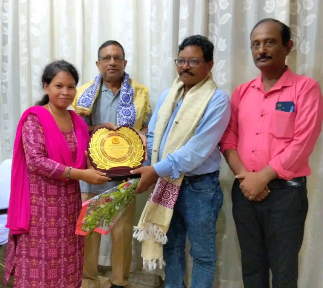 ଗଞ୍ଜାମ ଜିଲ୍ଲା ମୂଖ୍ୟ କିରାଣୀ ବିଜୟ କୁମାର ନାୟକଙ୍କୁ ଅବସରକାଳୀନ ସମ୍ବର୍ଦ୍ଧନା।