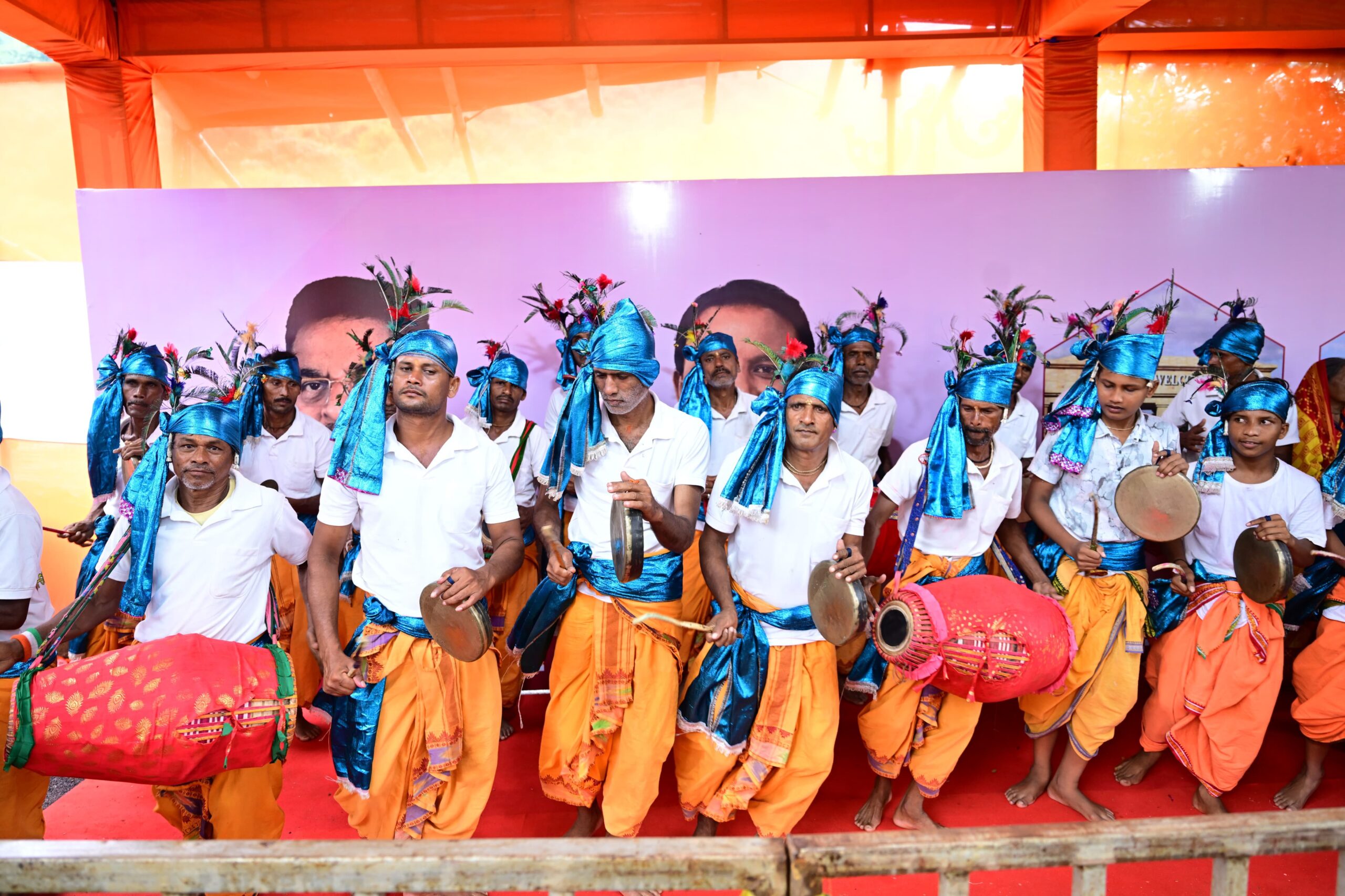 ଲୋକନୃତ୍ୟ ଓ ପାରମ୍ପରିକ ବାଦ୍ୟର ତାଳରେ ପ୍ରକମ୍ପିତ ହେଲା ତପ୍ତପାଣିମାନ୍ୟବର ରାଷ୍ଟ୍ରପତିଙ୍କ ସ୍ୱାଗତରେ ଝଲସି ଉଠିଲା ଗଞ୍ଜାମର ସମୃଦ୍ଧ ଲୋକକଳା ଓ ଆଦିବାସୀ ପରମ୍ପରା ।