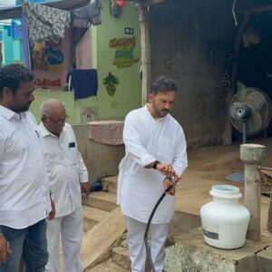 ପାଇପ୍‌ରେ ଟ୍ୟାପ୍‌ ନଥିବାରୁ ରାସ୍ତାରେ ବୋହୁଛି ପାଣିଜଳ ଅପଚୟ ରୋକିବାକୁ ଘଟଣାସ୍ଥଳରେ ପହଞ୍ଚିଲେ ବିଧାୟକ ରୂପେଶ ପାଣିଗ୍ରାହୀ।