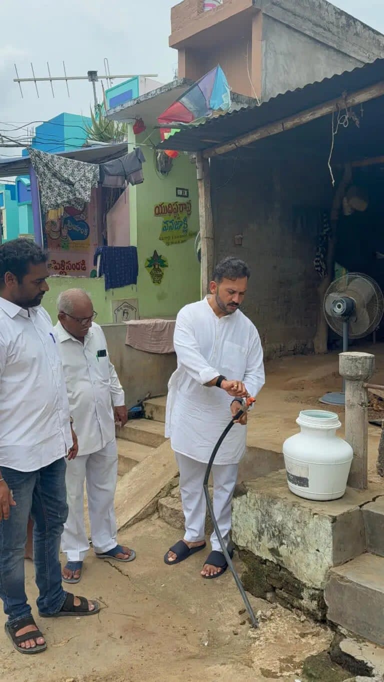 ପାଇପ୍‌ରେ ଟ୍ୟାପ୍‌ ନଥିବାରୁ ରାସ୍ତାରେ ବୋହୁଛି ପାଣିଜଳ ଅପଚୟ ରୋକିବାକୁ ଘଟଣାସ୍ଥଳରେ ପହଞ୍ଚିଲେ ବିଧାୟକ ରୂପେଶ ପାଣିଗ୍ରାହୀ।