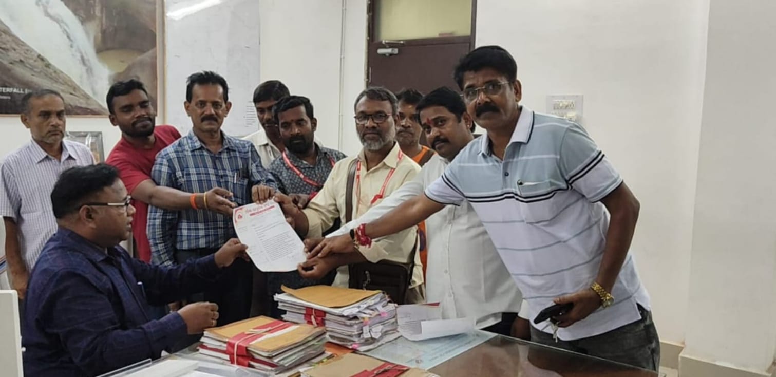 ସାମ୍ବାଦିକଙ୍କ ସ୍ୱାସ୍ଥ୍ୟ ସୁରକ୍ଷା ଉଦ୍ଦେଶ୍ୟରେ ଜିଲ୍ଲାପାଳଙ୍କ ଜରିଆରେ ମୁଖ୍ୟମନ୍ତ୍ରୀଙ୍କୁ ଦାବିପତ୍ର ପ୍ରଦାନ ।