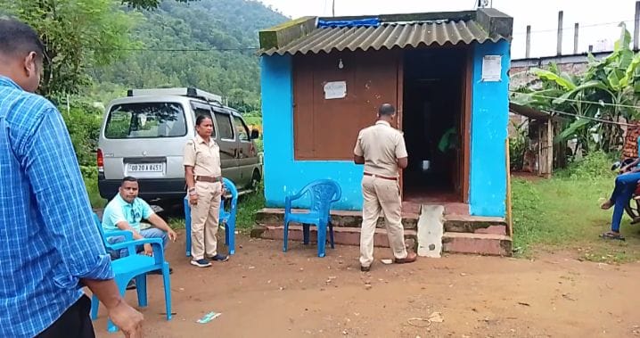 ଗୁମ୍ମାରେ ଗୋଟିଏ ଘରୁ ଏଵଂ ଦୋକାନରୁ ଚୋରି ।