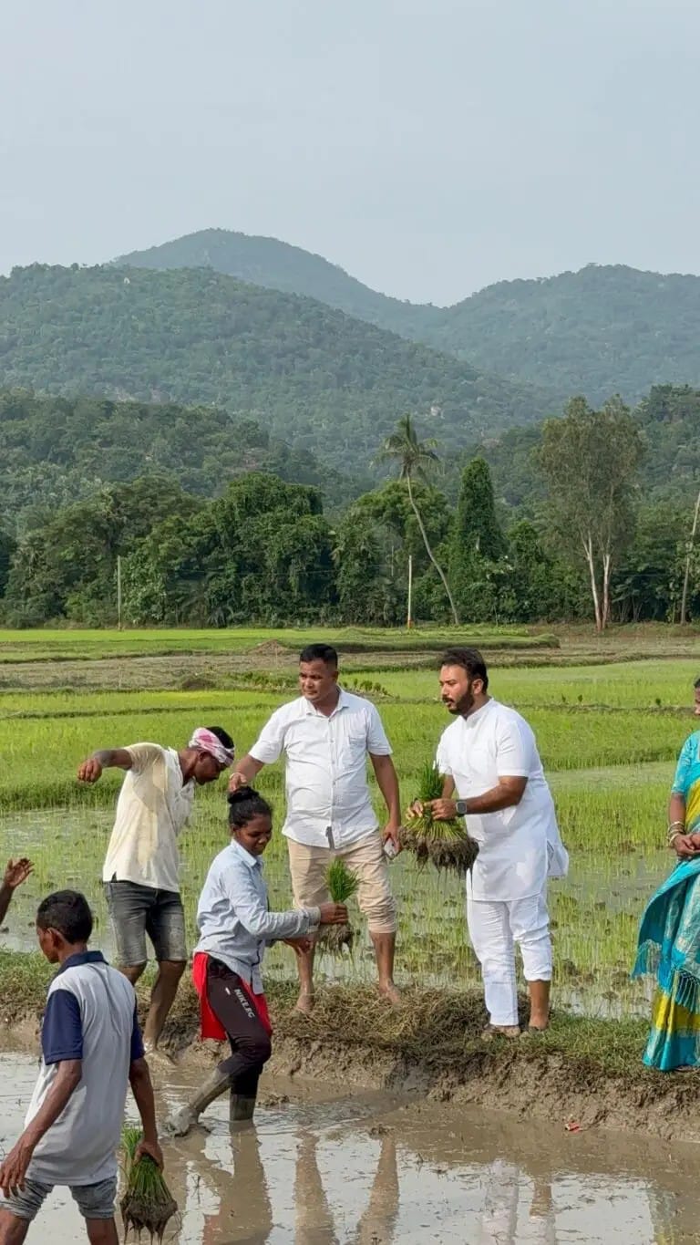 କାଦୁଅ ରାସ୍ତାରେ ଚାଲି ଗ୍ରାମରେ ପହଞ୍ଚିଲେ, ଚାଷୀଙ୍କ ସହ ଜମିରେ ମିଶିଲେ ବିଧାୟକ।