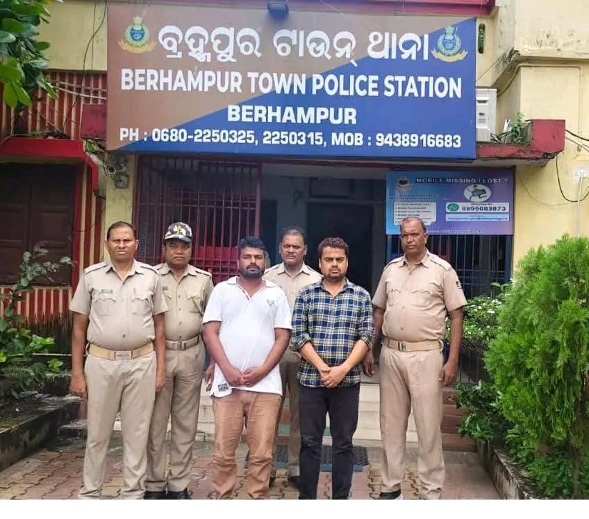 ଗଞ୍ଜାମ ଜିଲ୍ଲା ବ୍ରହ୍ମପୁରରେ ଟ୍ରାଫିକ ପୋଲିସଙ୍କୁ ମାଡ଼ ଅଭିଯୋଗ, ୨ ଯୁବକ ଗିରଫ