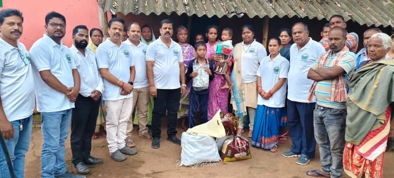 ସ୍ୱାଧୀନତା ଦିବସରେ ଦାଦନ ମୃତକଙ୍କ ପରିବାର ପକ୍ଷରୁ ‘ସ୍ୱାକ୍‌’ଅସହାୟ ପରିବାରକୁ ରାସନ, ପୋଷାକ ଓ ସହାୟତା ପ୍ରଦାନ