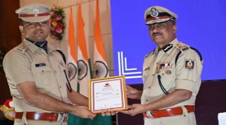 ଉତ୍କୃଷ୍ଟ ସେବା ପାଇଁ ପାରଳା ଆଦର୍ଶ ଥାନାର ଆଇ:ଆଇ:ସି ପ୍ରଶାନ୍ତ ଭୂପତି ଓ ଆର୍.ଉଦୟଗିରି ଏସଡିପିଓ ରାକେଶ ସାହୁଙ୍କୁ ପ୍ରଶଂସା ପତ୍ର ଓ ଡିସ୍କ ପ୍ରଦାନ ।