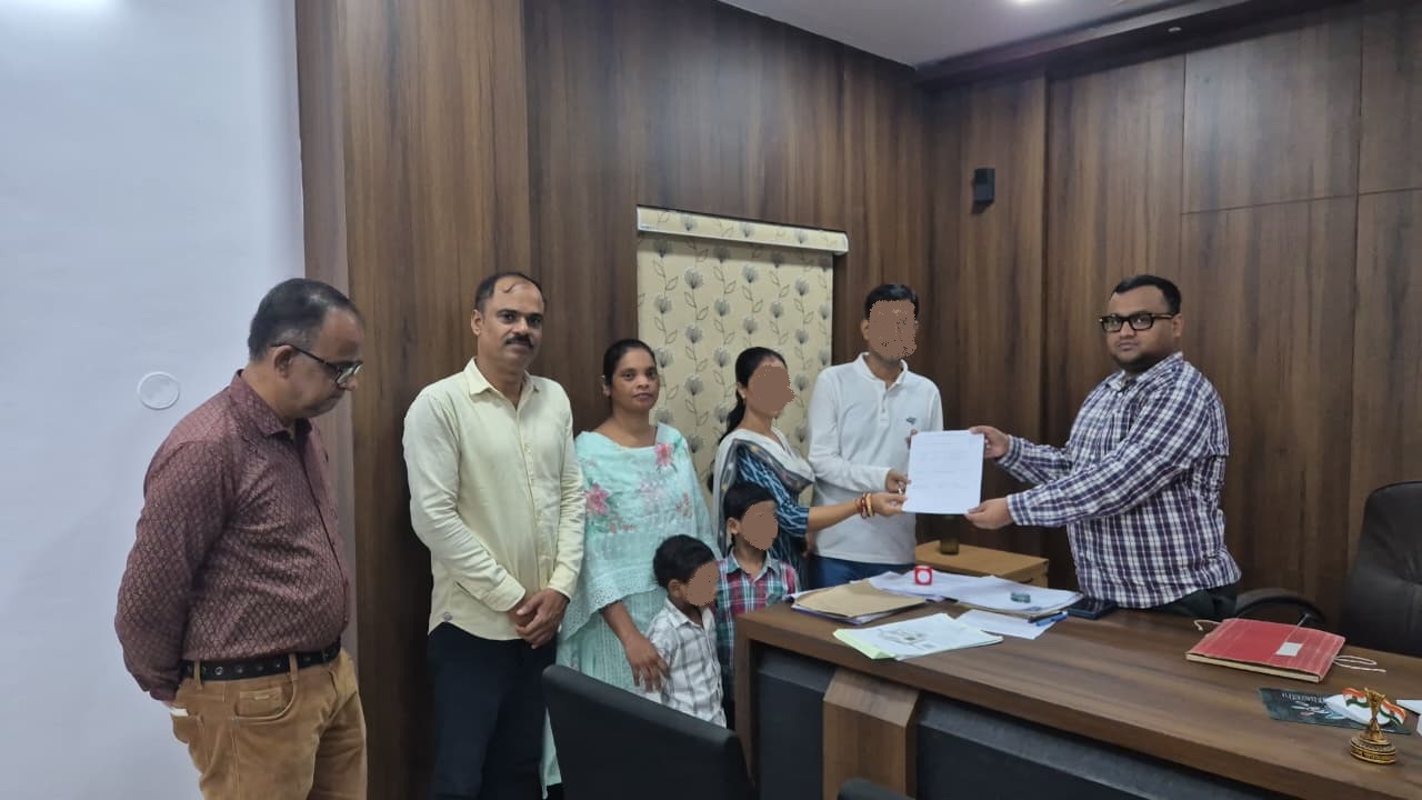 ଗଜପତିରୁ ପୋଷ୍ୟ ସନ୍ତାନ ଗ୍ରହଣ କଲେ ଝାରସୁଗୁଡ଼ା ଜିଲ୍ଲାର ଦମ୍ପତି ।