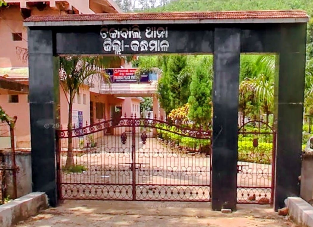ସ୍ୱାମୀ ସ୍ତ୍ରୀ ଙ୍କ ଝଗଡାରେ ସମୁନ୍ଧୁଣି ଙ୍କ ଉପରେ ଝିଅର ବାପା ସମୁନ୍ଧିଙ୍କ ଆକ୍ରମଣ ! ଥାନାରେ ଏତଲା