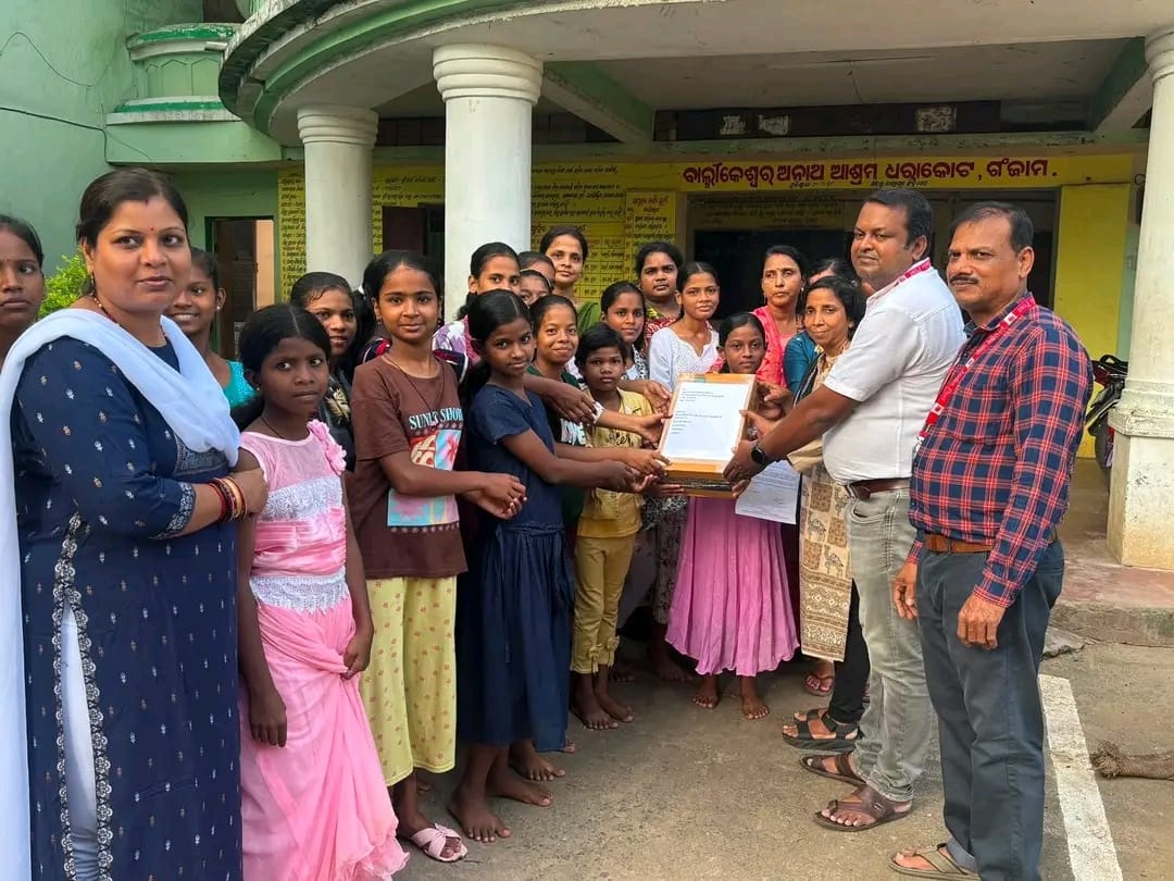 ଗଞ୍ଜାମ ଜିଲ୍ଲା ଦେଶର ଯବାନଙ୍କ ପାଇଁ ଶିଶୁ ଯତ୍ନ ଅନୁଷ୍ଠାନ ର ଛାତ୍ରୀଙ୍କ ରାକ୍ଷୀ ପ୍ରେରଣ l